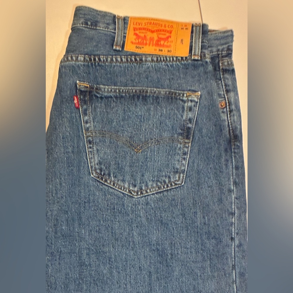 LEVIS 501 men’s size 38x30 button blue jeans